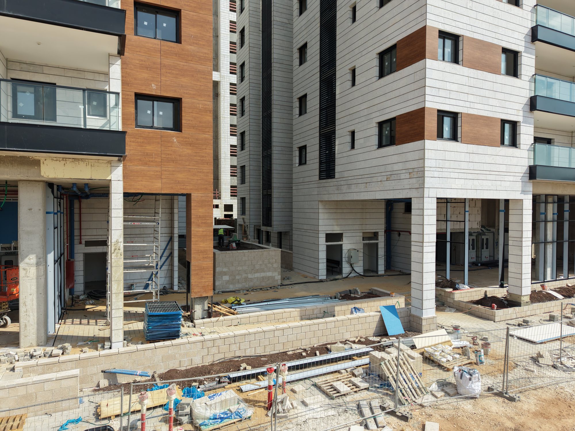 Netanya — drone photo, building facade and commercial floor, August 2026